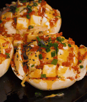 灑適量小蔥和黑芝麻，放入預(yù)熱的烤箱180度15分鐘。