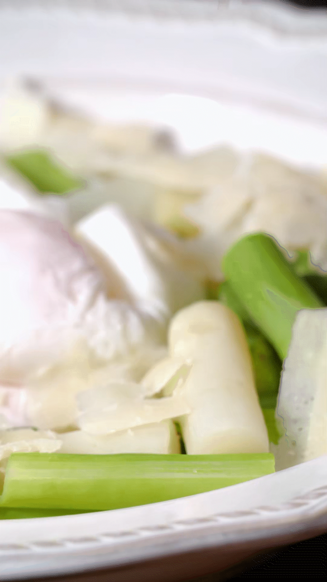 盤(pán)中放上蘆筍和雞蛋后，刨上適量干酪
