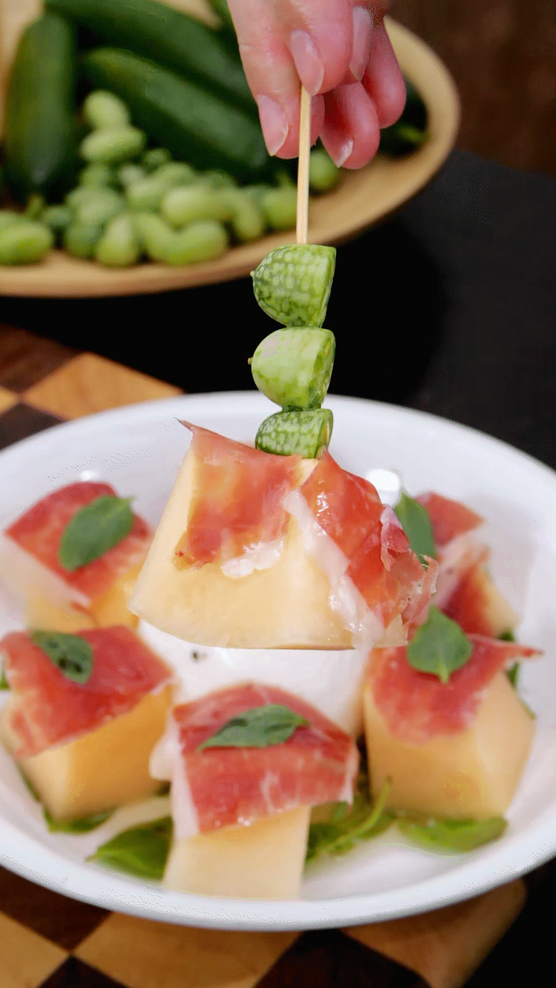 依次放上：布拉塔奶酪球、密瓜和巴瑪火腿