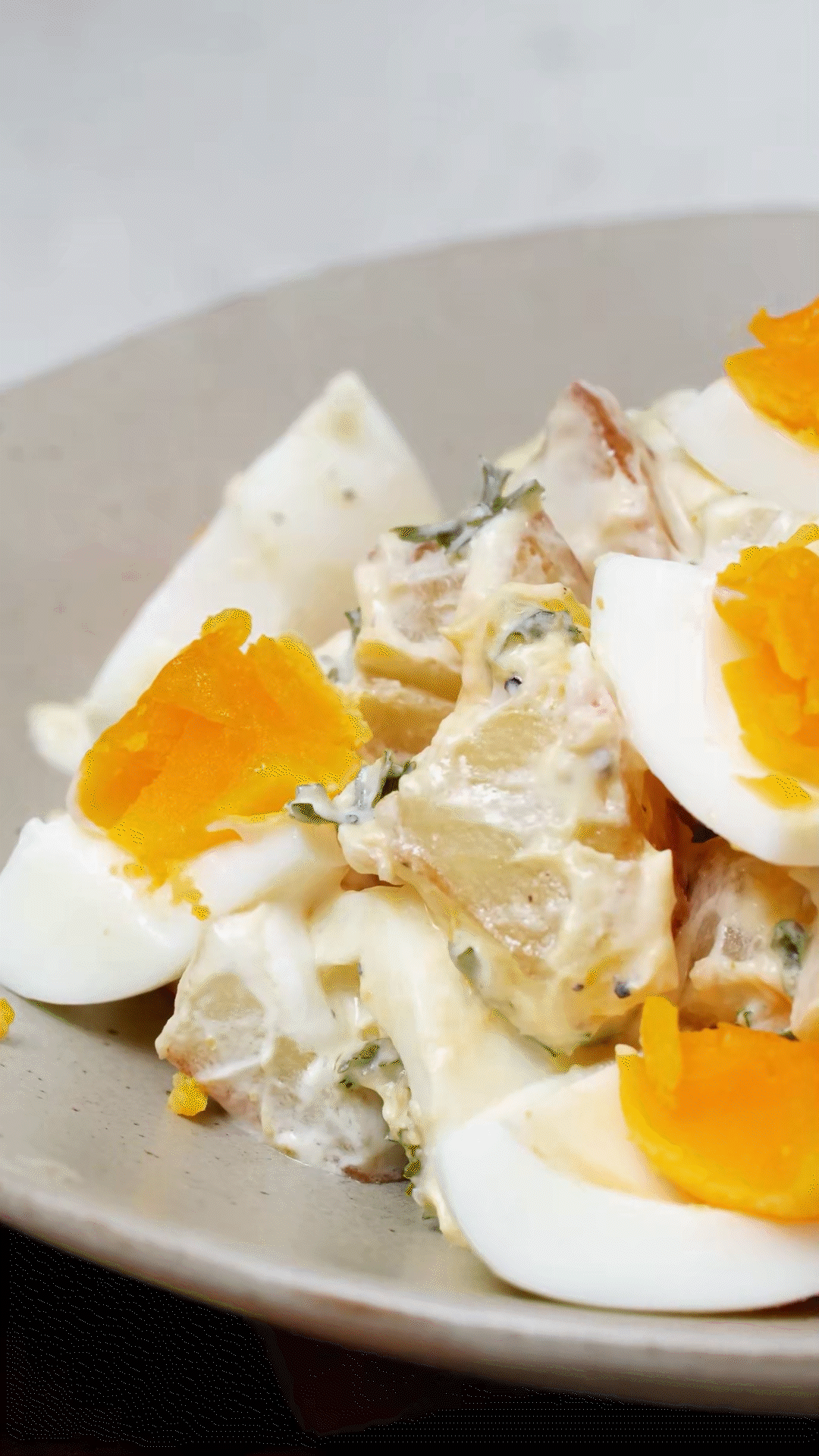 土豆塊和雞蛋加入醬汁，拌勻裝盤