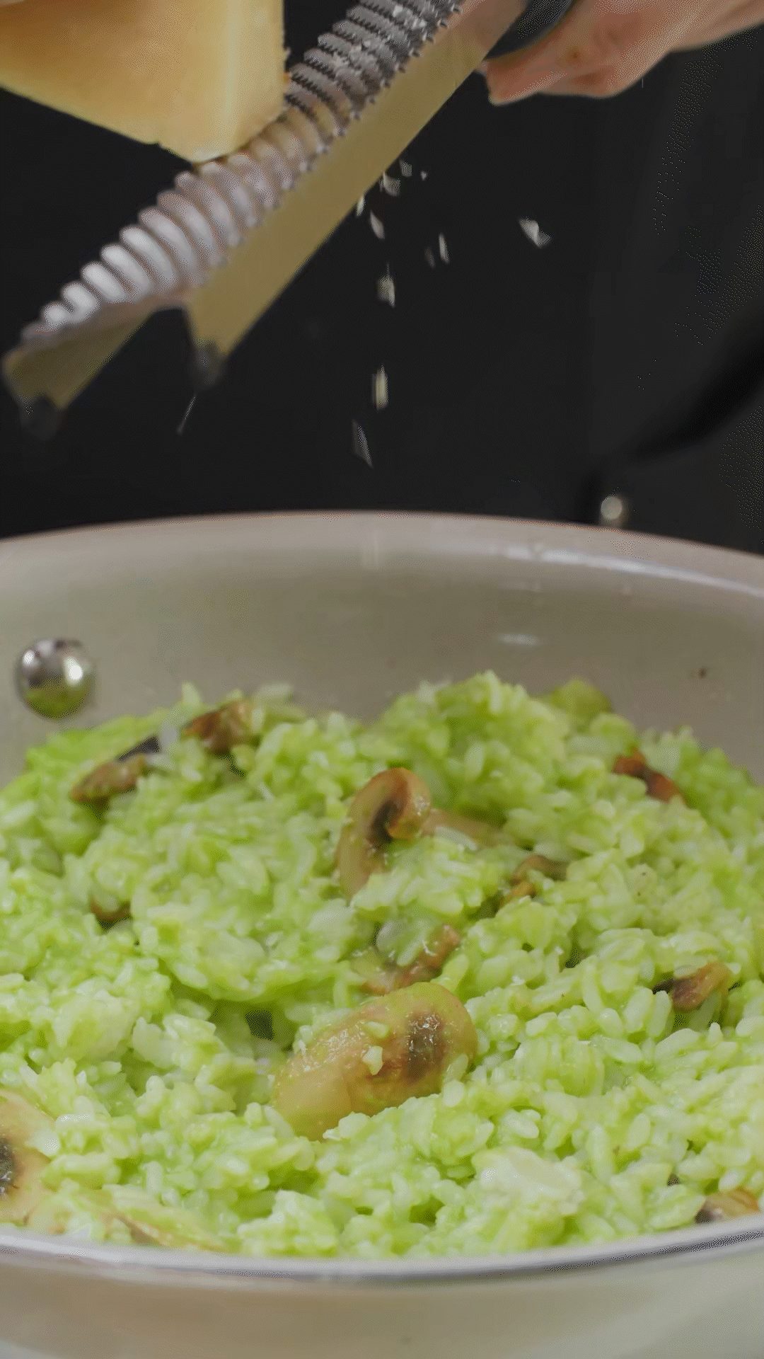 倒入豌豆泥、干酪、一塊黃油和黑胡椒海鹽調(diào)味
