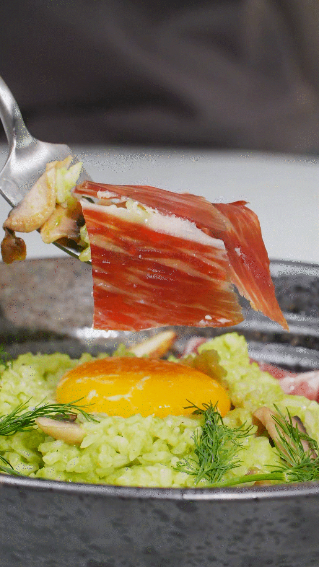 沿著碗邊依次放上：巴瑪火腿、玉米筍、蒔蘿