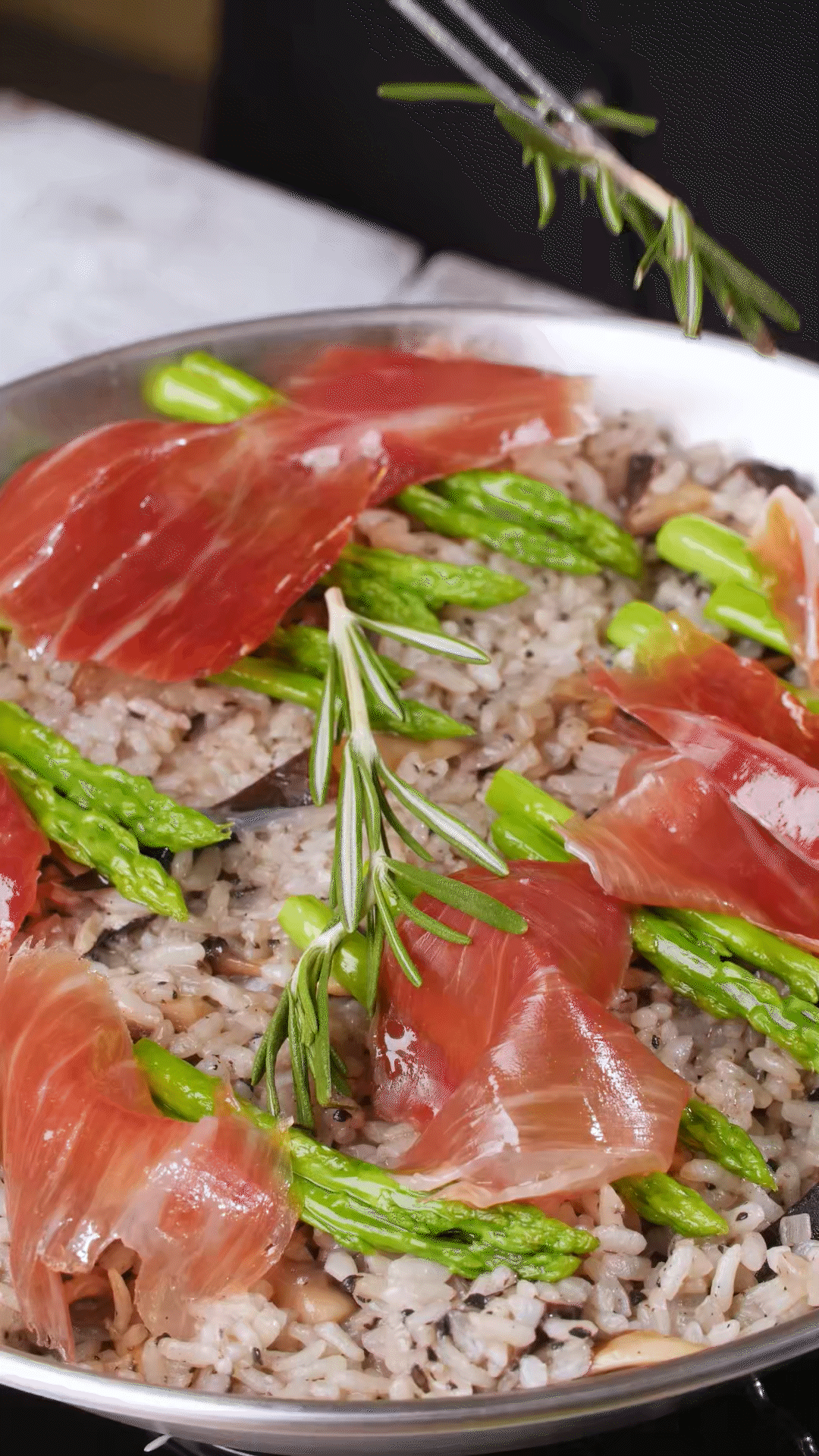 放上巴瑪火腿和蘆筍、點綴迷迭香、三色堇