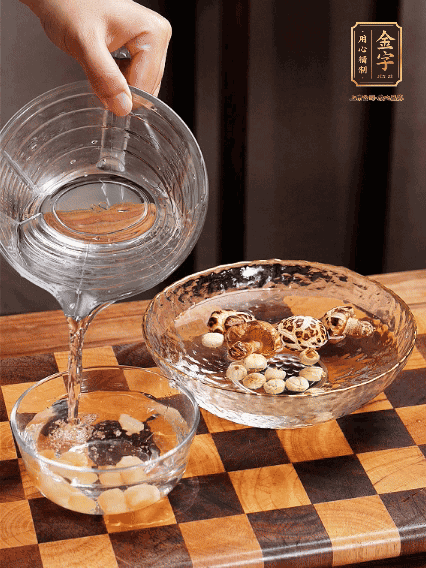 將雞肉、鮑魚、蝦仁焯水，冬菇、蓮子、干貝泡發(fā)