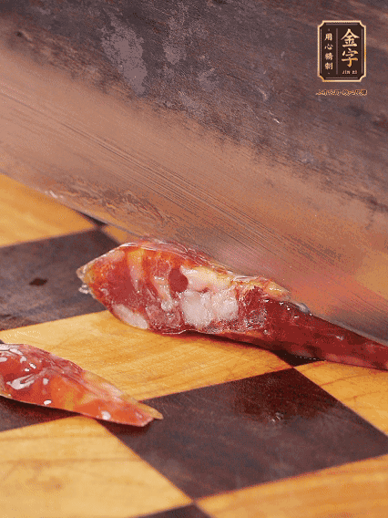 金字金華香腸切片，調(diào)制煲仔飯料汁：生抽2勺+蠔油1勺+1勺芝麻油+半勺糖