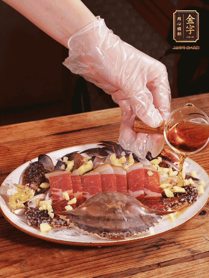 冷水上鍋蒸12分鐘（具體看蟹的大?。詈笕錾鲜[絲、澆上熱油即可