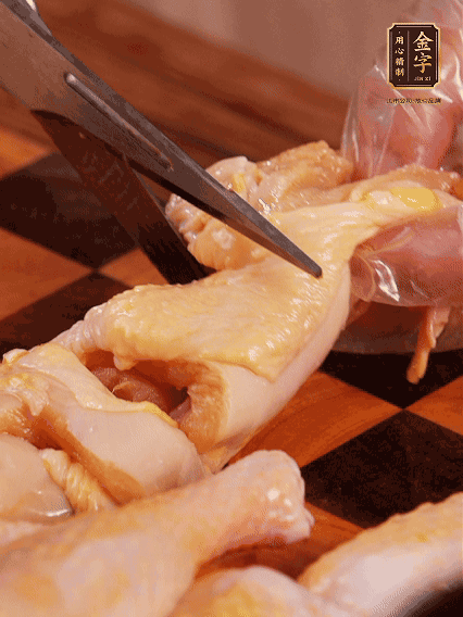 土雞處理干凈，切成大塊，加蔥姜、花雕酒、鹽腌制10分鐘