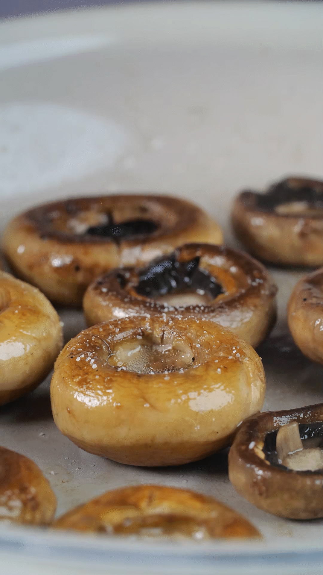 鍋內(nèi)放橄欖油，將口蘑煎至兩面微微焦黃，用黑胡椒海鹽調(diào)味