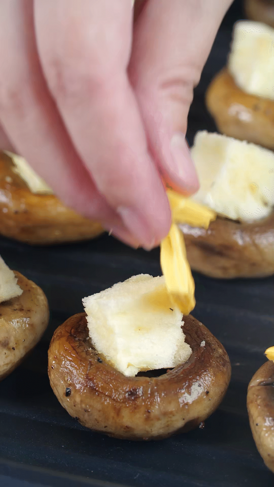 面包切小粒，放入口蘑凹處，蓋上芝士，烤箱180度烤10分鐘