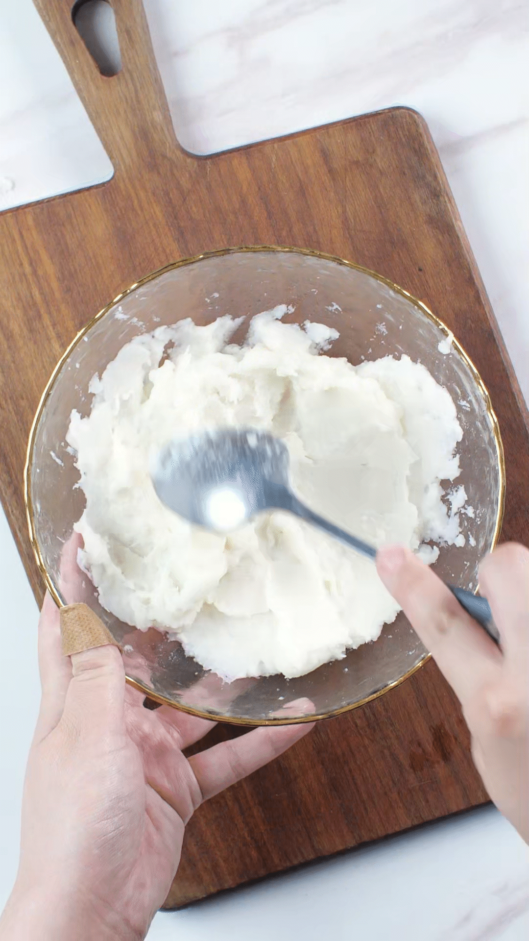 山藥去皮蒸熟，用涂抹奶酪、海鹽、橄欖油調味