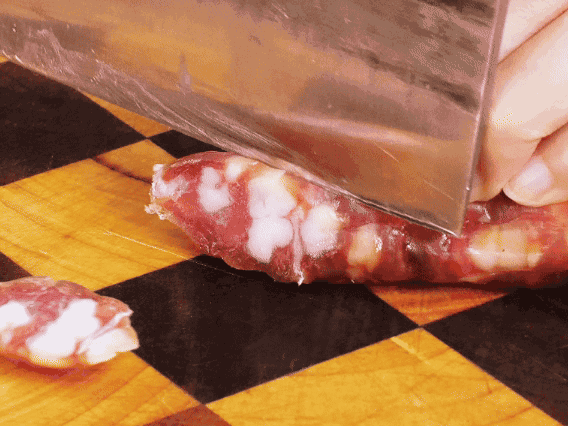 香腸少油煸出香味，下南瓜、板栗、香菇翻炒。2勺生抽、1勺老抽、1勺蠔油、1勺鹽、半勺糖調(diào)味