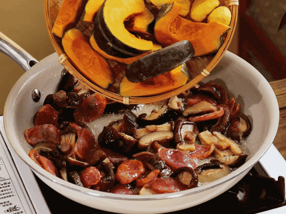 清洗好的大米放入電飯鍋，加裹滿醬汁的食材，再加剛好沒過食材的水，攪拌一下