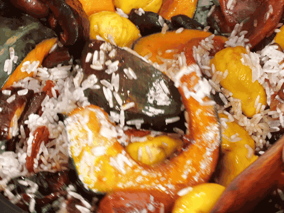 電飯煲正常煮飯模式煮飯。出鍋后撒點蔥花