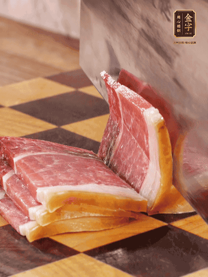 金字火腿切片，溫水浸泡5分鐘；肉皮泡發(fā)，切成小塊。