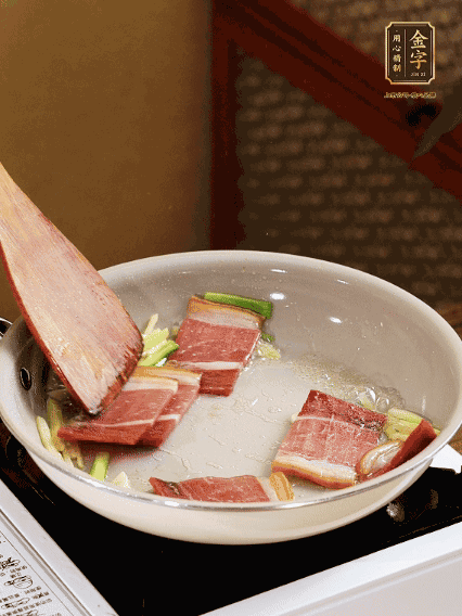 熱油下鍋，火腿、蔥姜蒜煸出香味備用