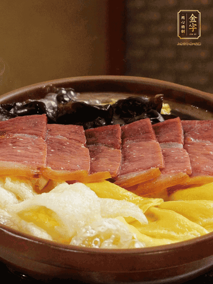 最后胡椒粉調(diào)味，撒小蔥花點(diǎn)綴