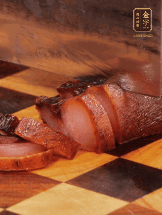 金字醬肉，煮熟切條；蓮藕去皮，切成條狀，焯水2分鐘