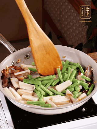 加少許生抽、蠔油、料酒、雞精調(diào)味，少許清水燜2分鐘，炒至豆角皺皮即可