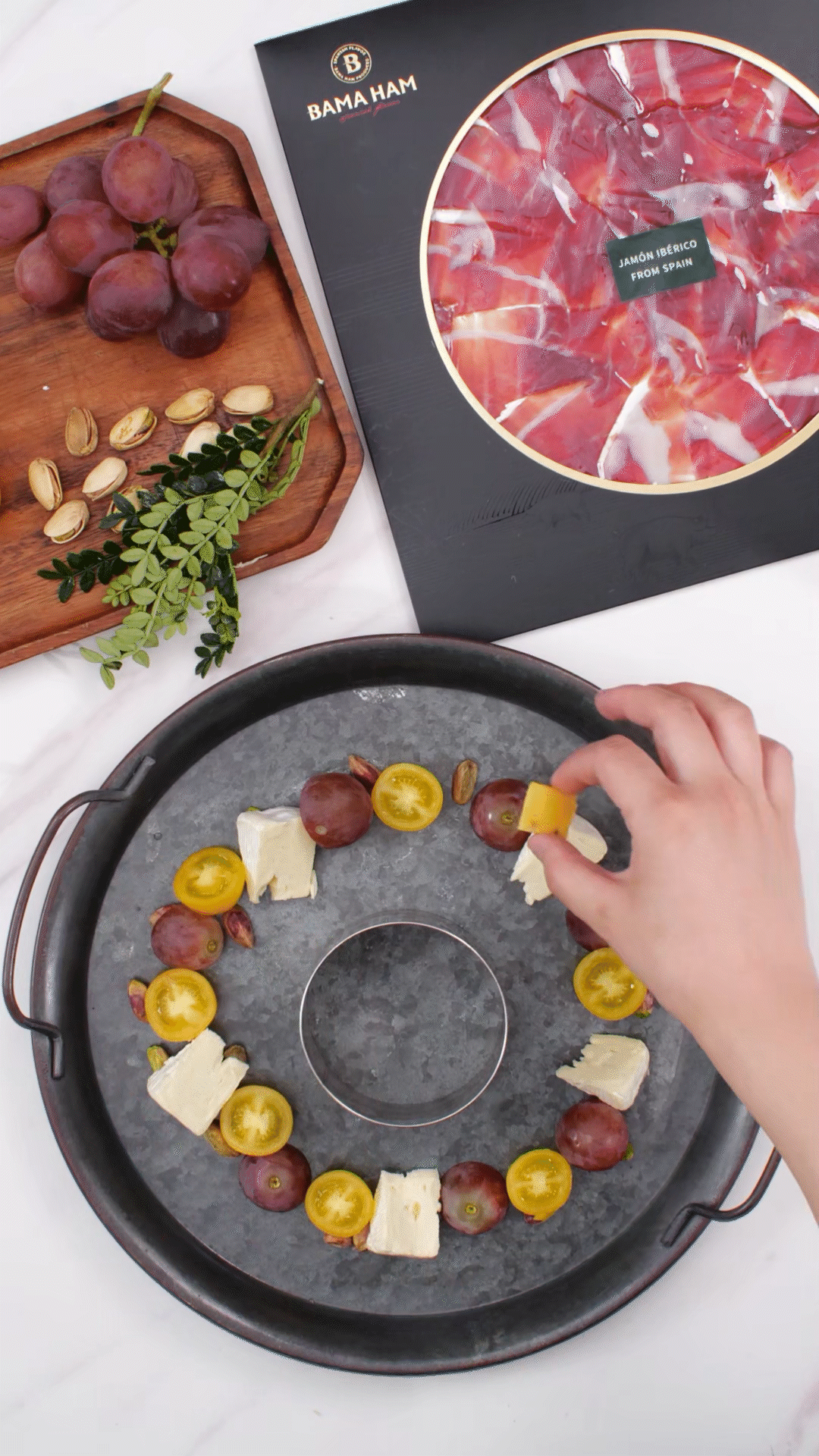 準(zhǔn)備一個(gè)大盤子，中間放上模具（或是一個(gè)空碗）預(yù)留空位，沿著磨具把食材擺盤成花環(huán)裝