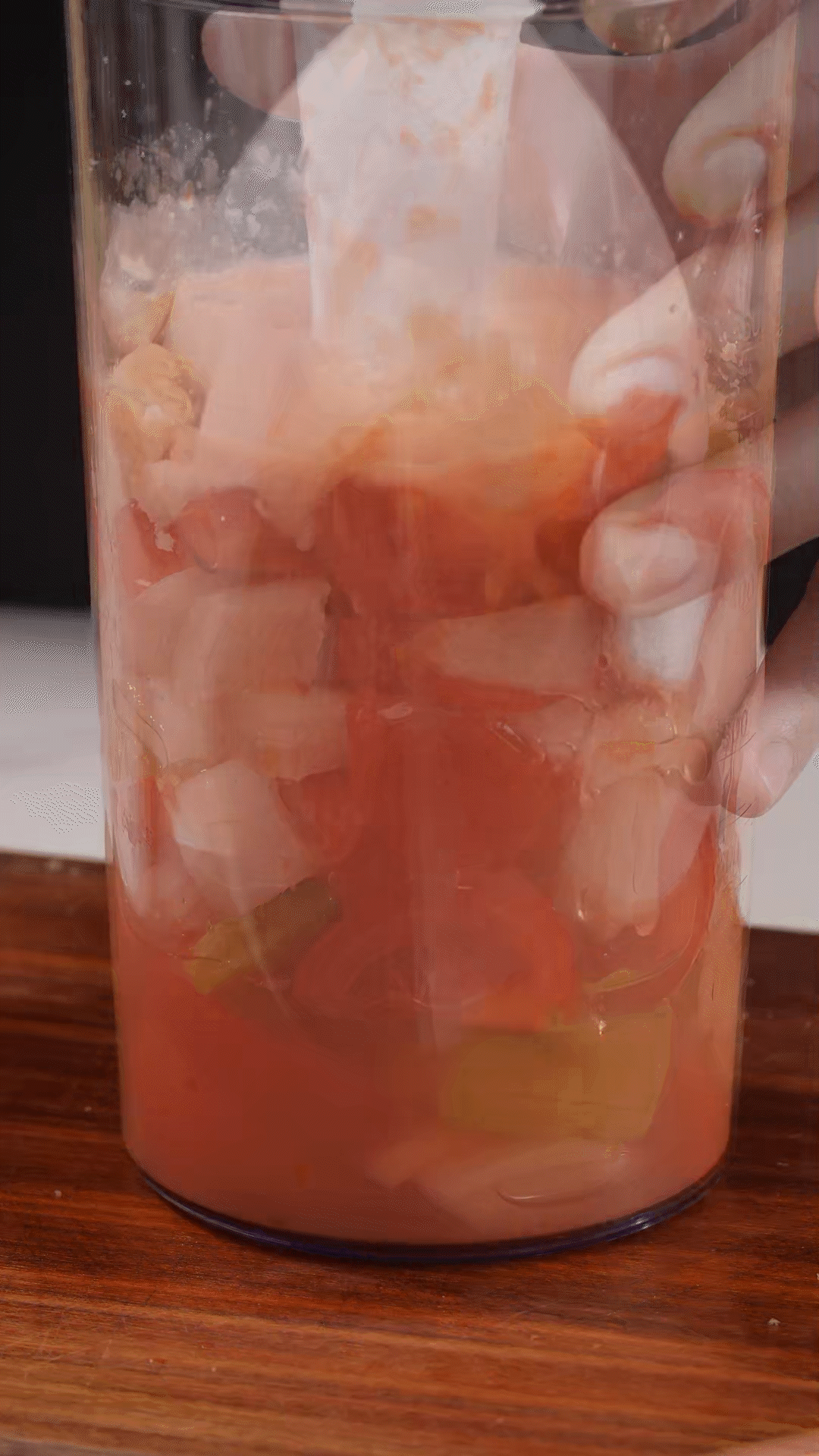 加入水、橄欖油、蘋(píng)果醋