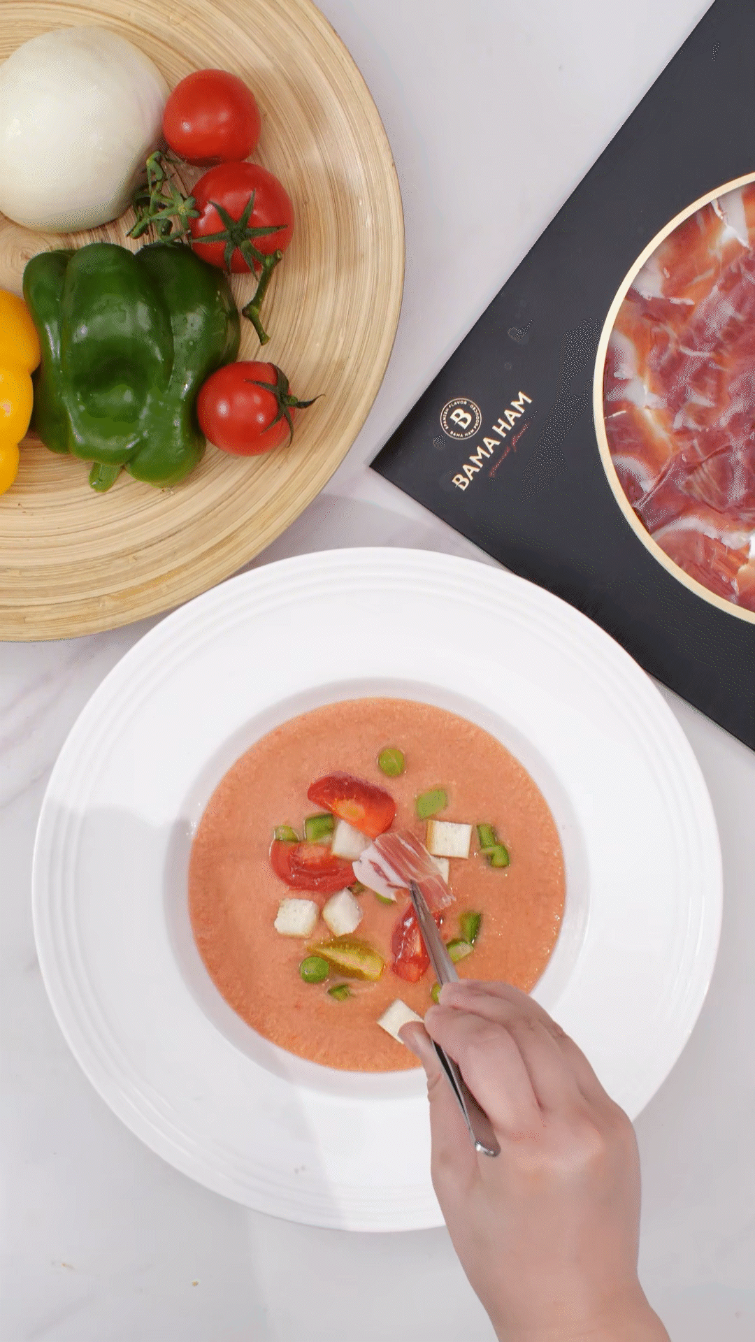 擺盤(pán)時(shí)，加入青豆，面包丁，黃瓜丁，烤面包丁，番茄丁