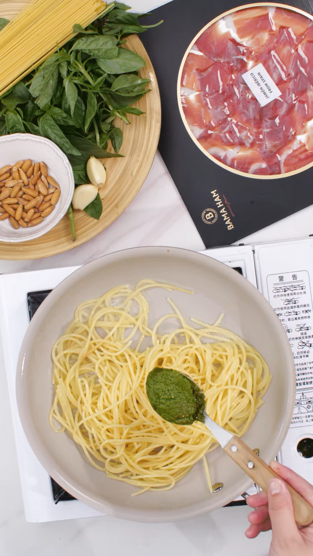 鍋中加入橄欖油，放入意面和青醬攪拌均勻裝盤
