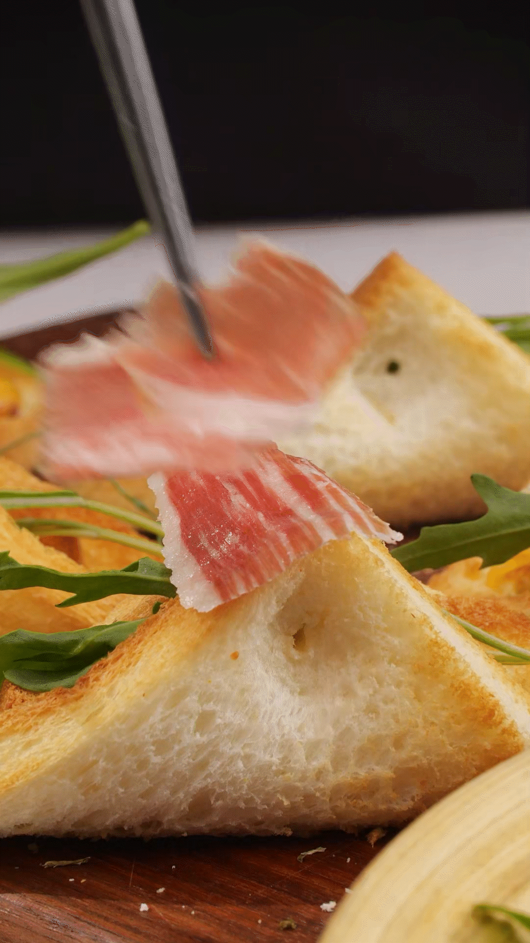 對(duì)折，用牙簽固定
