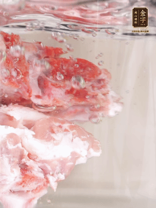 豬骨冷水下鍋，加蔥姜、料酒焯水4分鐘。