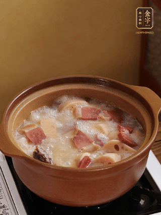 豬油潤鍋，豬骨、姜片煸出油脂香，再依次下開水、蓮藕、火腿，大火燒開