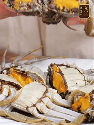 大閘蟹處理干凈，一切兩半。