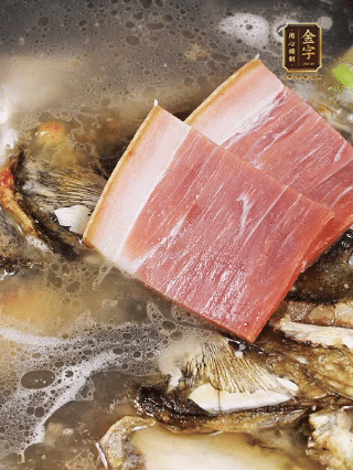 大火燒開(kāi)，大火煮10~15分鐘。放入切好的豆腐，再煮5分鐘大火燒開(kāi)，大火煮10~15分鐘。放入切好的豆腐，再煮5分鐘