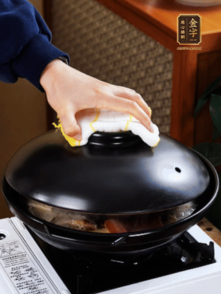 大火燒開(kāi)，大火煮10~15分鐘。放入切好的豆腐，再煮5分鐘